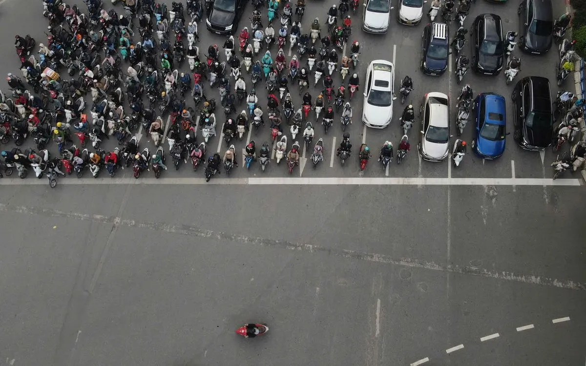 Sáng sớm 15/12, tại các nút giao thông lớn, dễ nhận thấy một sự khác biệt tích cực. Hàng trăm phương tiện xe máy và ô tô xếp hàng ngay ngắn chờ đèn đỏ.