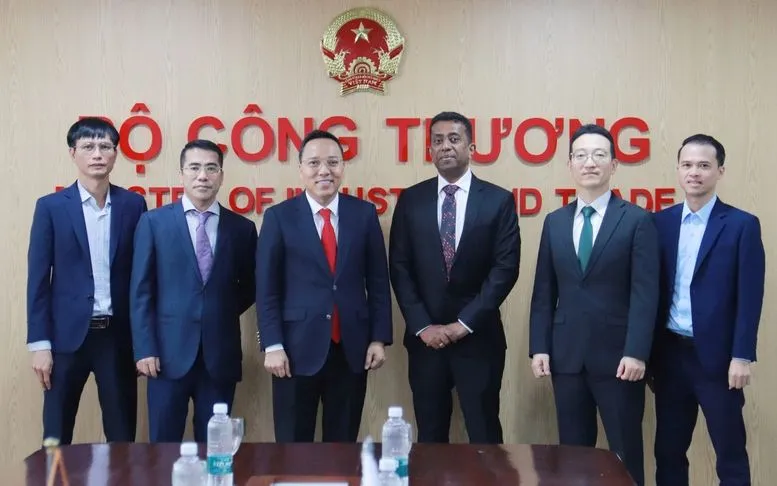 Thứ trưởng Bộ Công Thương Nguyễn Hoàng Long cùng đại diện IRENA tại buổi làm việc sáng 15/12 - Ảnh: VGP