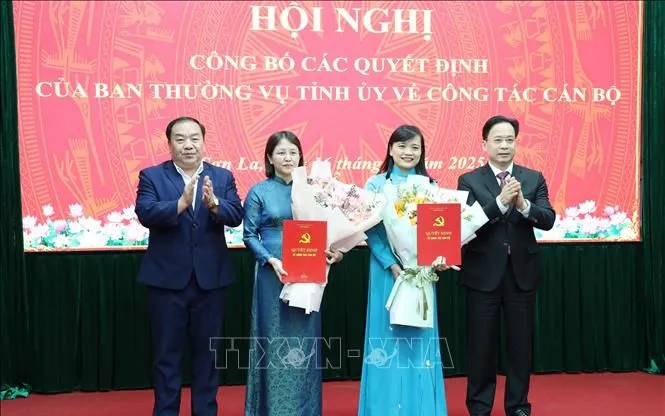 Lãnh đạo Tỉnh ủy Sơn La trao quyết định, tặng hoa chúc mừng các đồng chí Lường Thị Vân Anh và Dương Tú Anh. Ảnh: TTXVN phát