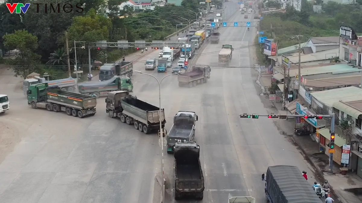 Đồng Nai: Xe ben mỏ đ&aacute; ho&agrave;nh h&agrave;nh g&acirc;y bụi m&ugrave; mịt ra m&ocirc;i trường- Ảnh 2.