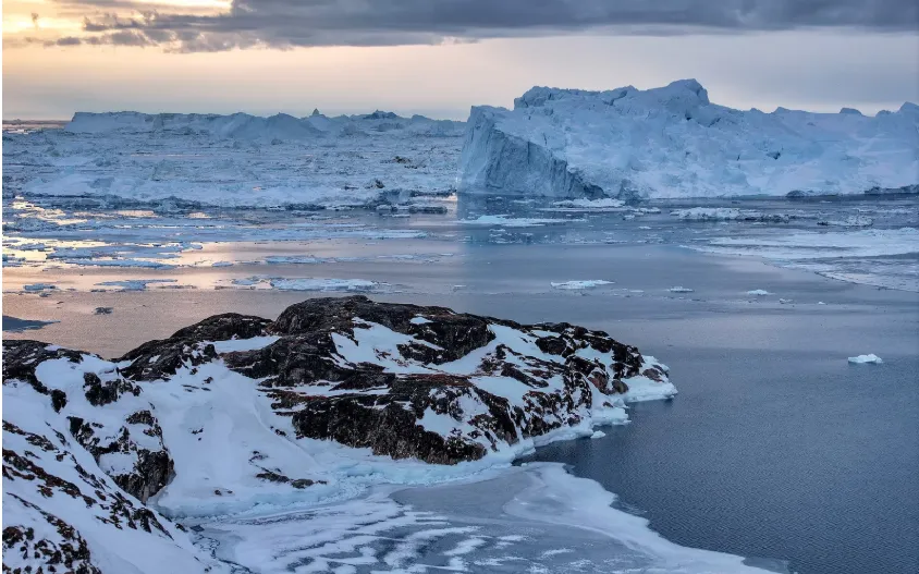 Những tảng băng trôi tách ra từ sông băng Jakobshavn trôi nổi dọc theo vịnh Disko, tại Ilulissat, Greenland, ngày 10/3/2025 (Ảnh: Getty Images)