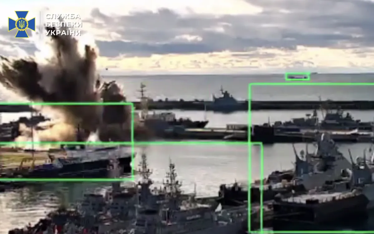 Hình ảnh ghi lại khoảnh khắc tàu ngầm bị  tấn công ở Novorossiysk, Nga (Ảnh: SBU)