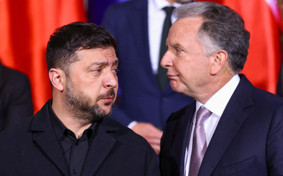 Đặc phái viên Mỹ Steve Witkoff (phải) và Tổng thống Ukraine Zelensky tại Berlin, Đức, ngày 15/12 (Ảnh: AFP)