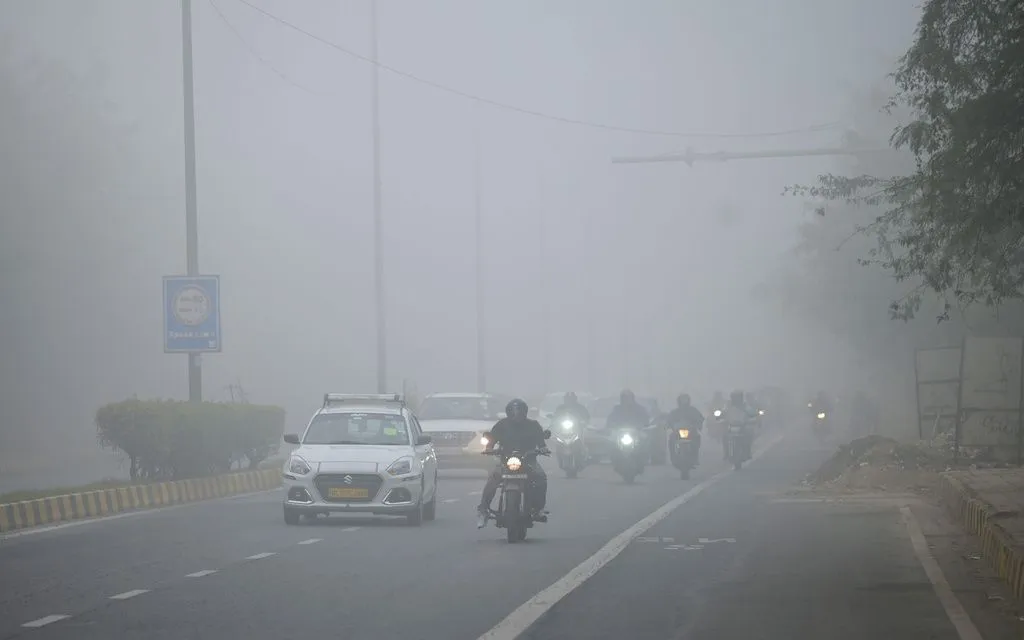 Thủ đô New Delhi mịt mờ bởi bụi mịn vào sáng 15/12/2025 (Ảnh: AP)