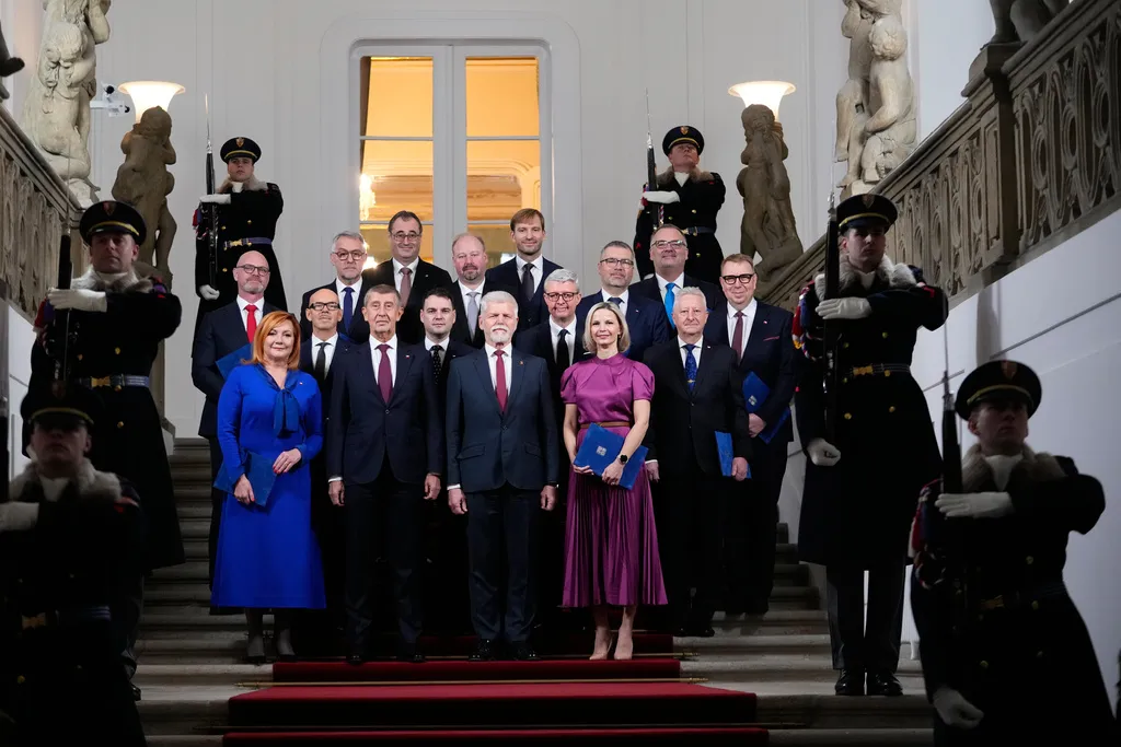 Tỷ ph&uacute; Andrej Babis tuy&ecirc;n thệ nhậm chức Thủ tướng CH Czech - Ảnh 1.