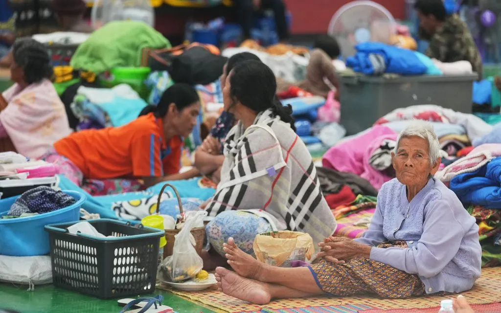 Người dân Thái Lan - sơ tán do giao tranh dọc biên giới - đang nghỉ ngơi tại một trung tâm sơ tán ở tỉnh Surin, Thái Lan, ngày 16/12/2025 (Ảnh: AP)