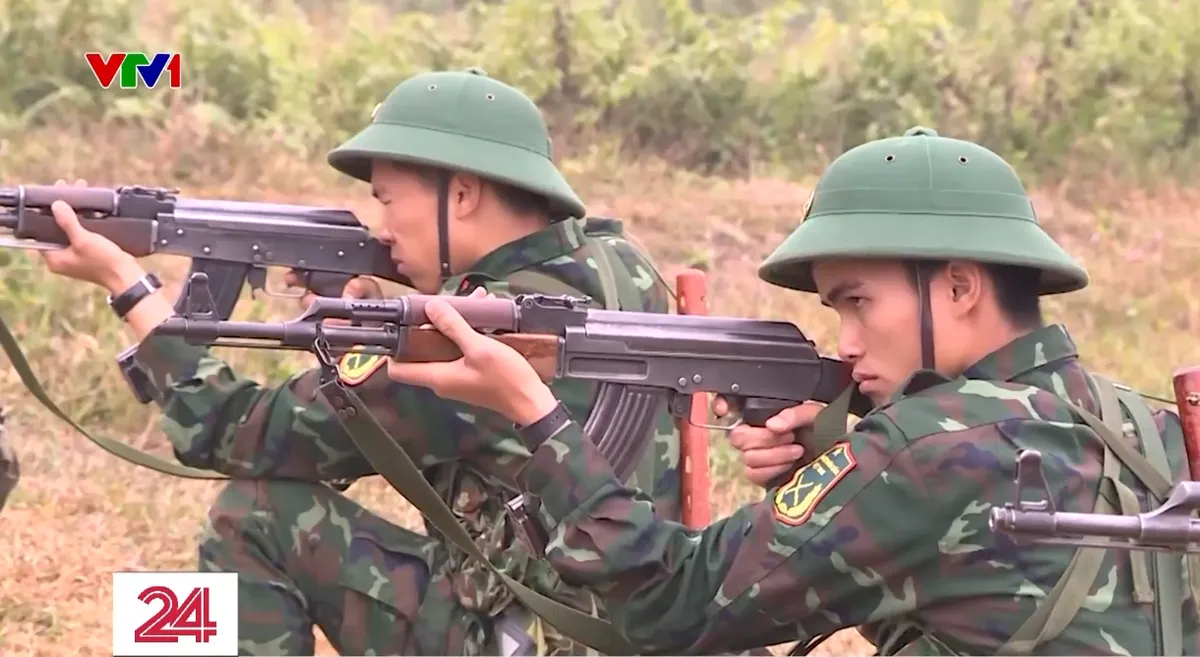 Luyện bắn s&uacute;ng - R&egrave;n kỹ năng, bản lĩnh những người l&iacute;nh trẻ- Ảnh 1.