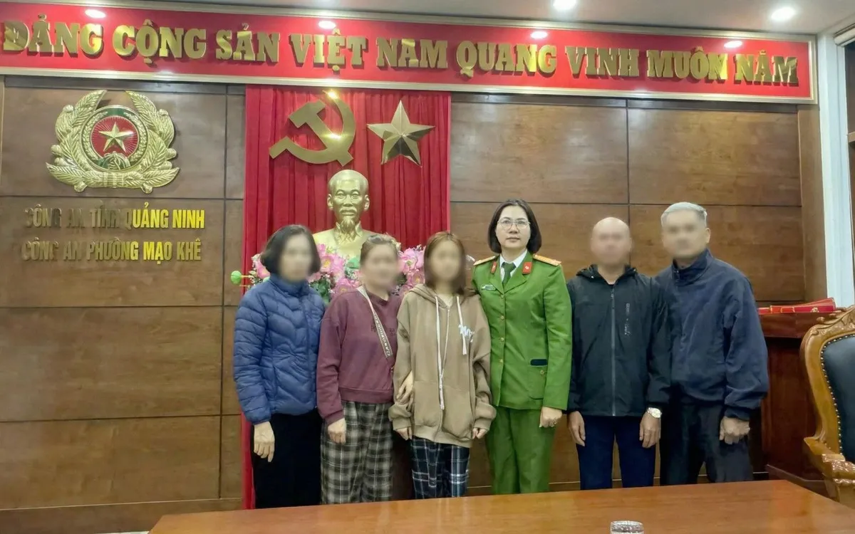 Công an phường Mạo Khê bàn giao cháu NTT cho gia đình chị Phạm Thị Mến. 