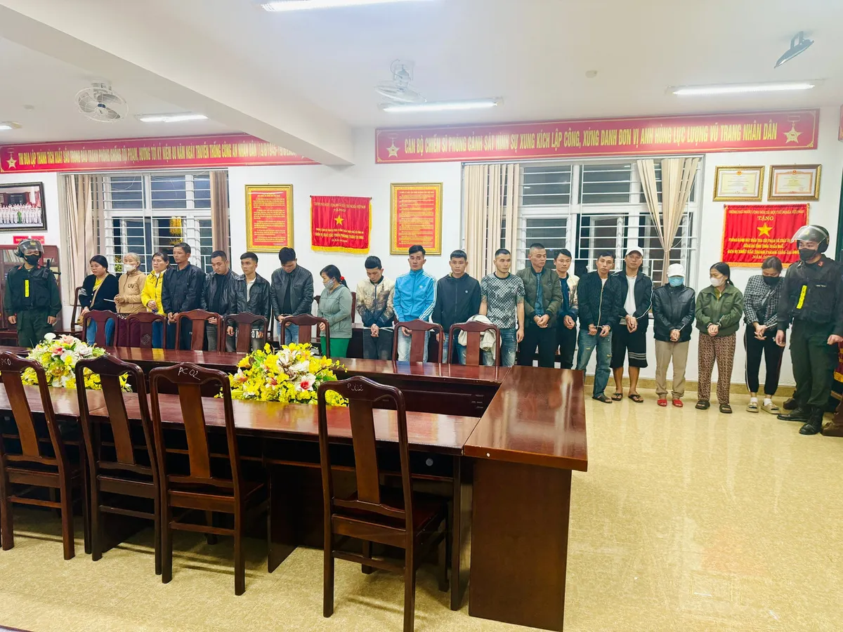 Đột k&iacute;ch qu&aacute;n c&agrave; ph&ecirc; ở Huế, bắt quả tang 18 đối tượng nam, nữ đang x&oacute;c đĩa - Ảnh 2.