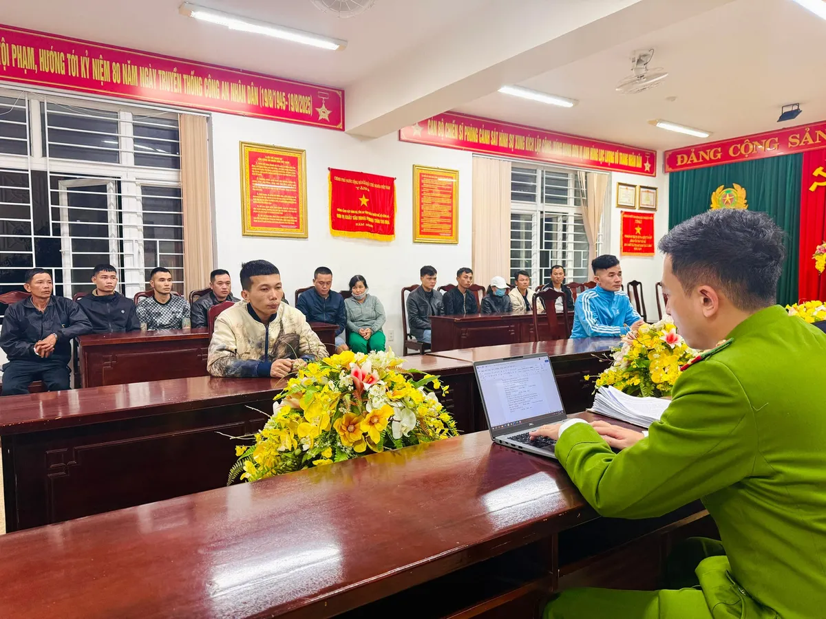 Đột k&iacute;ch qu&aacute;n c&agrave; ph&ecirc; ở Huế, bắt quả tang 18 đối tượng nam, nữ đang x&oacute;c đĩa - Ảnh 3.