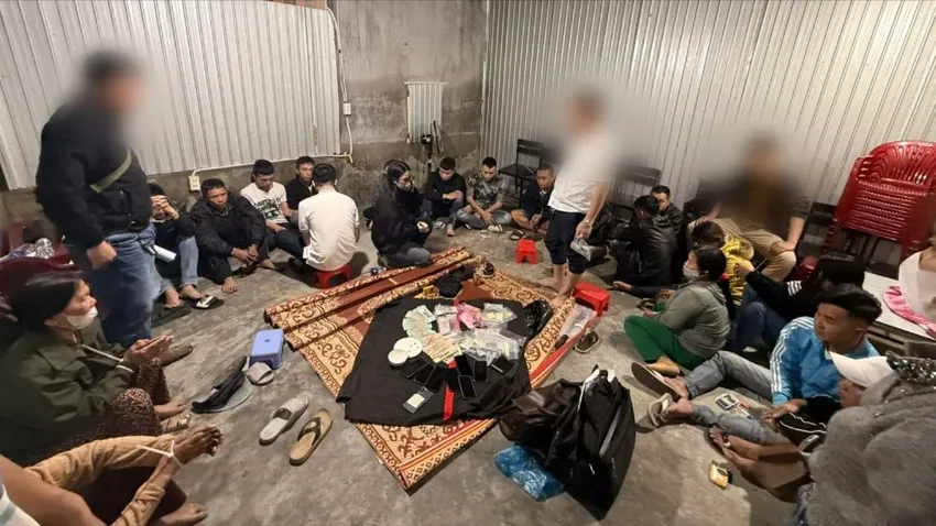 Đột k&iacute;ch qu&aacute;n c&agrave; ph&ecirc; ở Huế, bắt quả tang 18 đối tượng nam, nữ đang x&oacute;c đĩa - Ảnh 1.