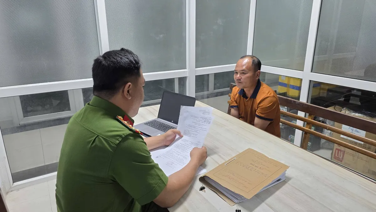 Giả danh phó giám đốc lừa đảo hàng tỷ đồng rồi vào chùa lẩn trốn - Ảnh 1.