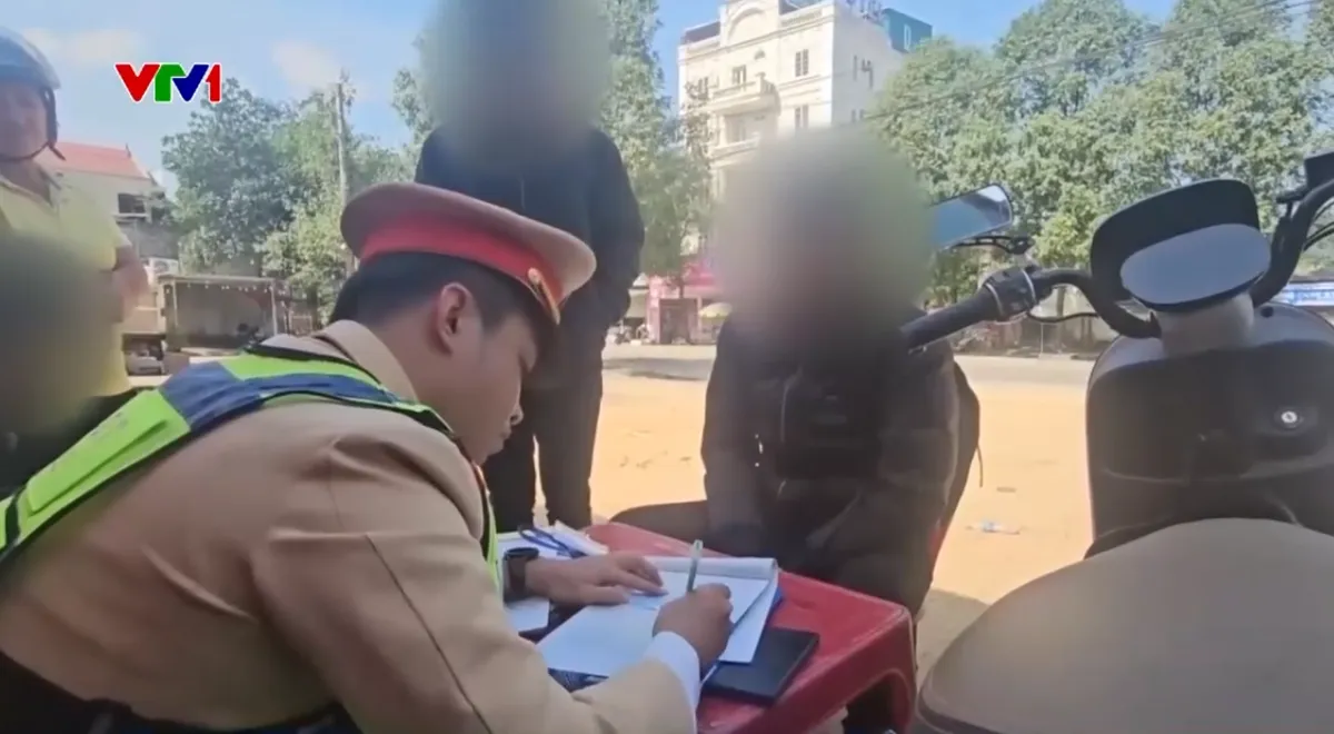 Nhiều học sinh ở Nghệ An đi xe m&aacute;y kh&ocirc;ng đội mũ bảo hiểm, tăng ga bỏ chạy khi gặp CSGT- Ảnh 1.