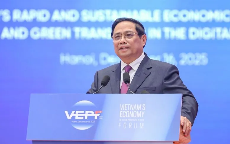 Thủ tướng Phạm Minh Chính tham quan trưng bày sản phẩm chuyển đổi xanh tại Diễn đàn - Ảnh: VGP/Nhật Bắc