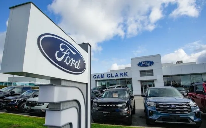 Xe ôtô mới được bày bán tại cửa hàng của Hãng xe Ford (Mỹ) ở Vancouver, British Columbia, Canada. (Ảnh: THX/TTXVN)