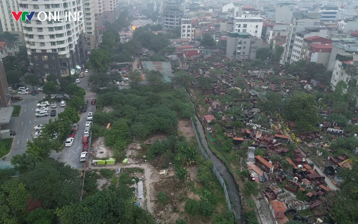 Theo quy hoạch, đoạn Vành đai 2,5 qua khu vực Cầu Giấy – Dịch Vọng chạy dọc theo kênh thoát nước thải sinh hoạt đổ ra sông Tô Lịch. Khi dự án được phê duyệt, toàn bộ tuyến mương nằm trong chỉ giới giải phóng mặt bằng. Ảnh: Nguyễn Quân