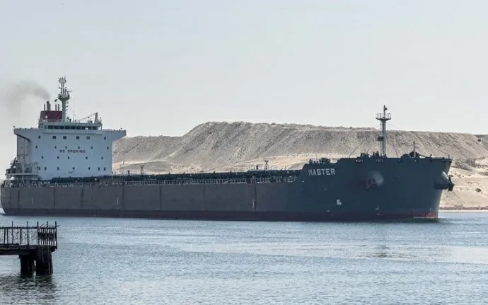 Một tàu hàng di chuyển qua kênh đào Suez ở Ismailia, Ai Cập ngày 13/7/2024. (Ảnh: THX/TTXVN)