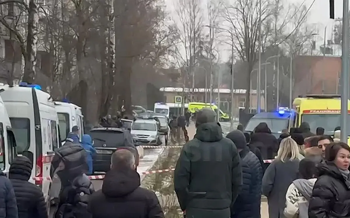 Nhiều phụ huynh tập trung trước cổng Trường Uspenskaya sau vụ đâm dao (Ảnh: Telegram)