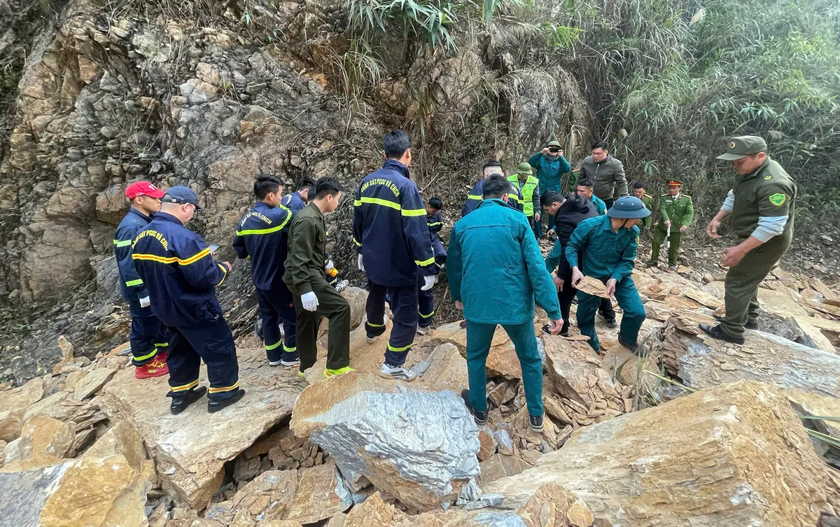 Quốc lộ 6 c&ograve;n năm điểm nguy cơ sạt lở cao sau thảm kịch ba người tử vong ở Ph&uacute; Thọ - Ảnh 1.