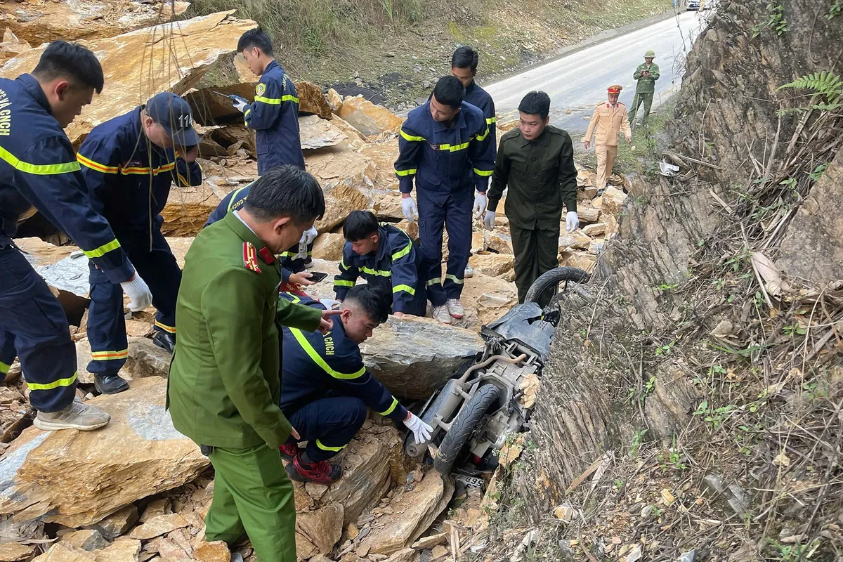 Quốc lộ 6 c&ograve;n năm điểm nguy cơ sạt lở cao sau thảm kịch ba người tử vong ở Ph&uacute; Thọ - Ảnh 2.