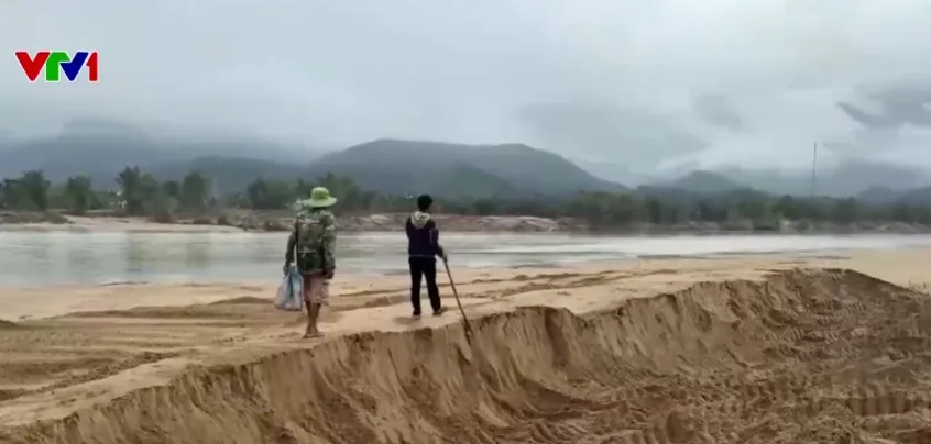 N&ocirc;ng d&acirc;n bất an v&igrave; nạn trộm c&aacute;t sau mưa lũ - Ảnh 1.