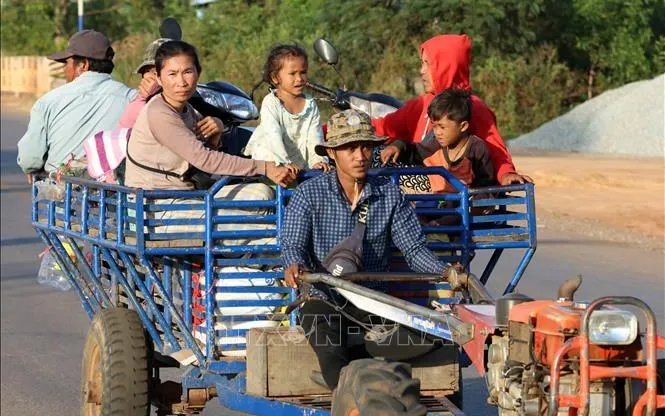 Người dân Campuchia sơ tán tới khu vực an toàn ở tỉnh Siem Reap nhằm tránh xung đột biên giới với Thái Lan ngày 8/12/2025 (Ảnh: THX/TTXVN)