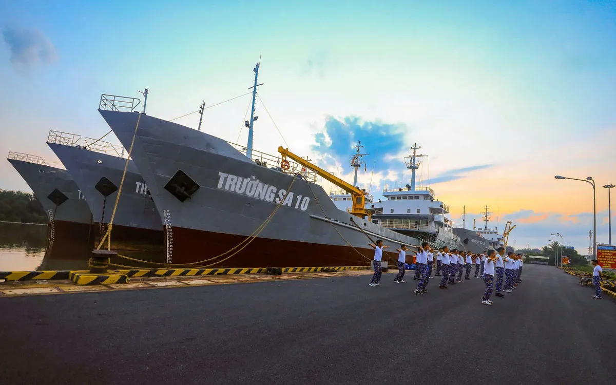 Cán bộ, chiến sĩ Hải đội 1 tập thể dục buổi sáng bên những con tàu sẵn sàng làm nhiệm vụ bảo vệ chủ quyền biển, đảo.