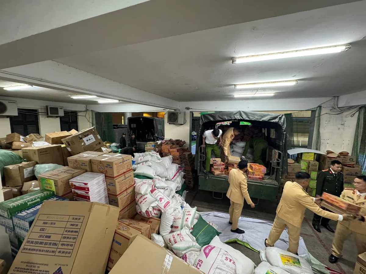 Công an Hà Nội xuyên đêm vận chuyển 70 tấn hàng cứu trợ tới bà con vùng lũ Gia Lai- Ảnh 2. Công an Hà Nội xuyên đêm vận chuyển 70 tấn hàng cứu trợ tới bà con vùng lũ Gia Lai- Ảnh 2.