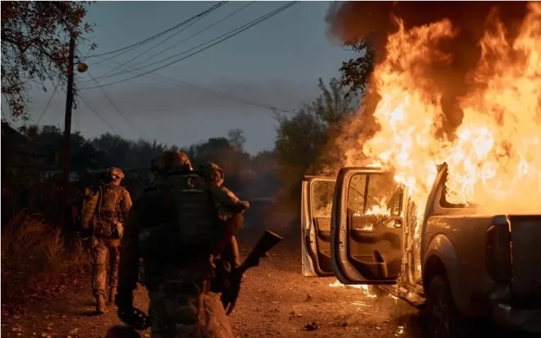 Binh sĩ Ukraine bên một chiếc xe bị UAV của Nga tấn công ở Kostiantynivka, Donetsk, ngày 16/12/2025 (Ảnh: Kyiv Independent)