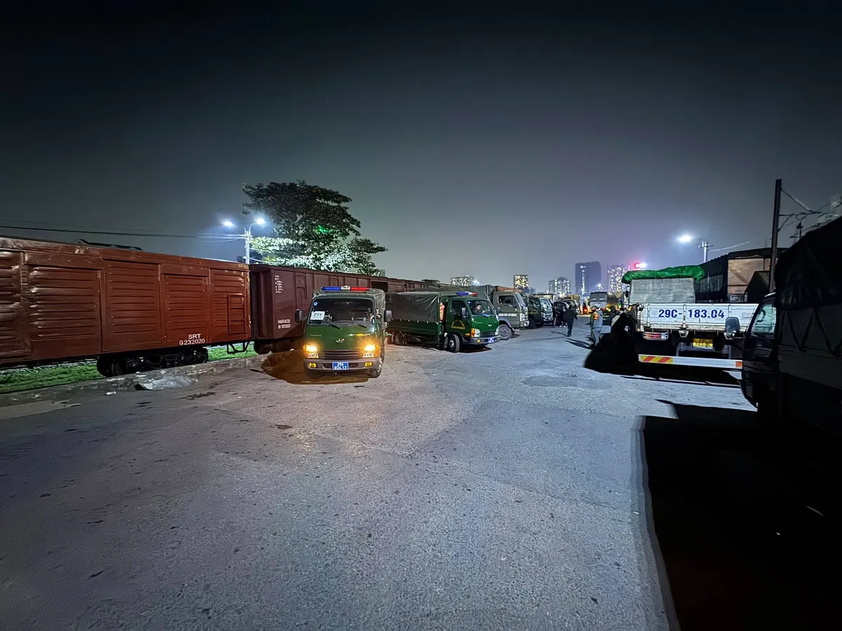 Công an Hà Nội xuyên đêm vận chuyển 70 tấn hàng cứu trợ tới bà con vùng lũ Gia Lai- Ảnh 1. Công an Hà Nội xuyên đêm vận chuyển 70 tấn hàng cứu trợ tới bà con vùng lũ Gia Lai- Ảnh 1.