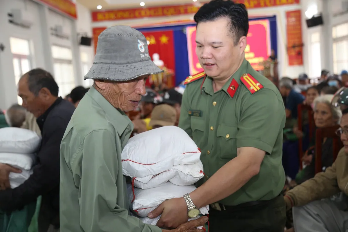 Công an Hà Nội xuyên đêm vận chuyển 70 tấn hàng cứu trợ tới bà con vùng lũ Gia Lai- Ảnh 6. Công an Hà Nội xuyên đêm vận chuyển 70 tấn hàng cứu trợ tới bà con vùng lũ Gia Lai- Ảnh 6.