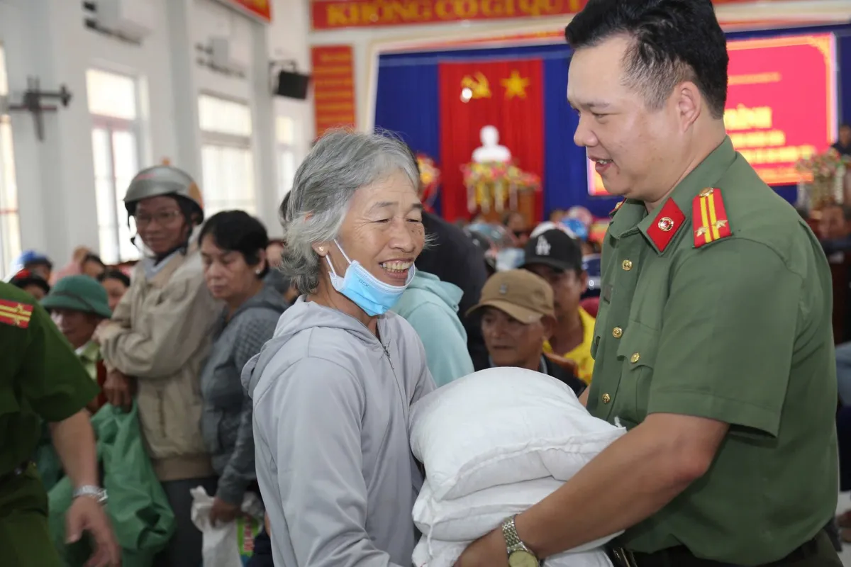 Công an Hà Nội xuyên đêm vận chuyển 70 tấn hàng cứu trợ tới bà con vùng lũ Gia Lai- Ảnh 7. Công an Hà Nội xuyên đêm vận chuyển 70 tấn hàng cứu trợ tới bà con vùng lũ Gia Lai- Ảnh 7.