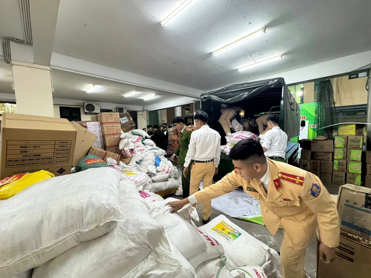 Công an Hà Nội xuyên đêm vận chuyển 70 tấn hàng cứu trợ tới bà con vùng lũ Gia Lai- Ảnh 4. Công an Hà Nội xuyên đêm vận chuyển 70 tấn hàng cứu trợ tới bà con vùng lũ Gia Lai- Ảnh 4.