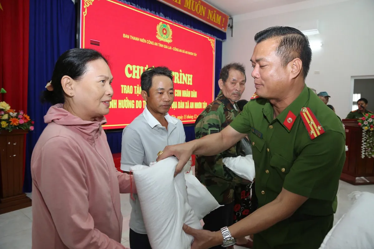 Công an Hà Nội xuyên đêm vận chuyển 70 tấn hàng cứu trợ tới bà con vùng lũ Gia Lai- Ảnh 5. Công an Hà Nội xuyên đêm vận chuyển 70 tấn hàng cứu trợ tới bà con vùng lũ Gia Lai- Ảnh 5.