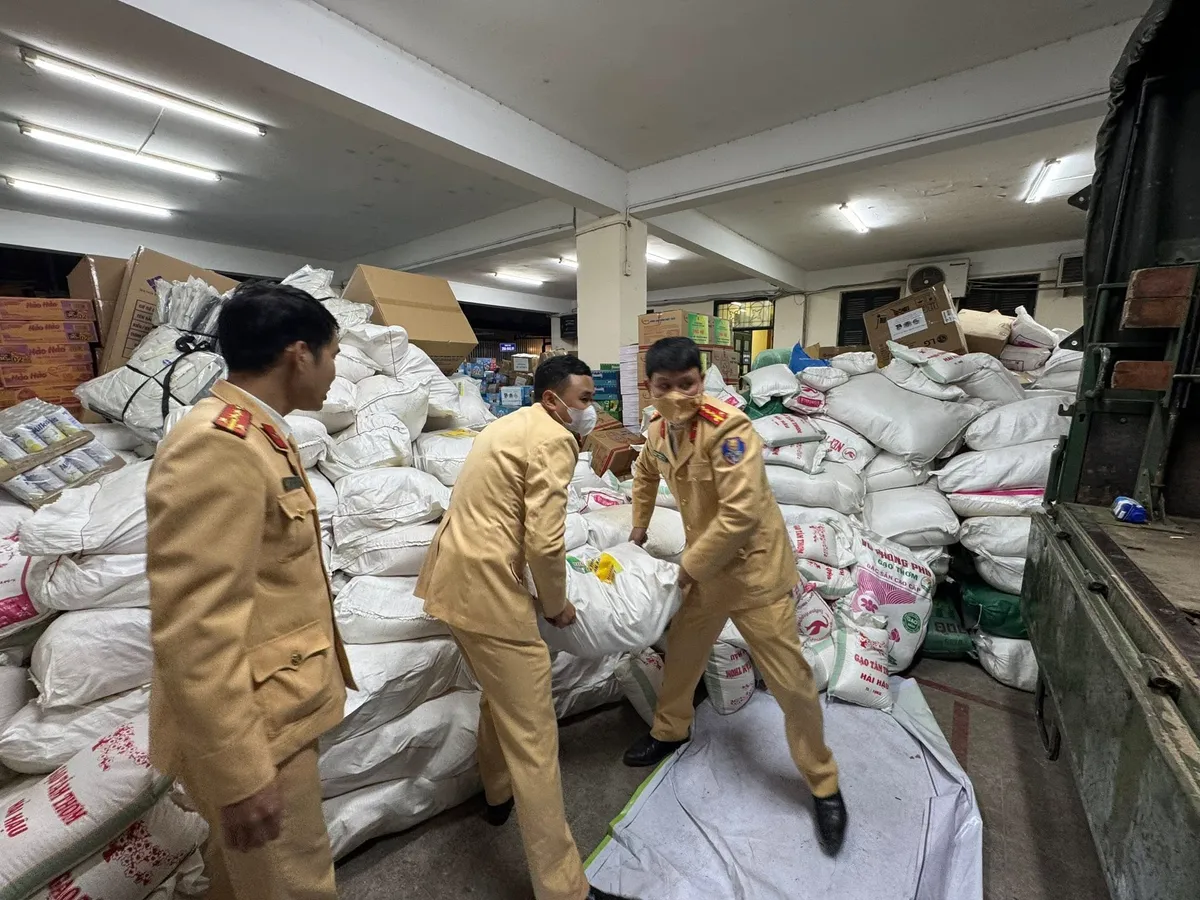 Công an Hà Nội xuyên đêm vận chuyển 70 tấn hàng cứu trợ tới bà con vùng lũ Gia Lai- Ảnh 3. Công an Hà Nội xuyên đêm vận chuyển 70 tấn hàng cứu trợ tới bà con vùng lũ Gia Lai- Ảnh 3.