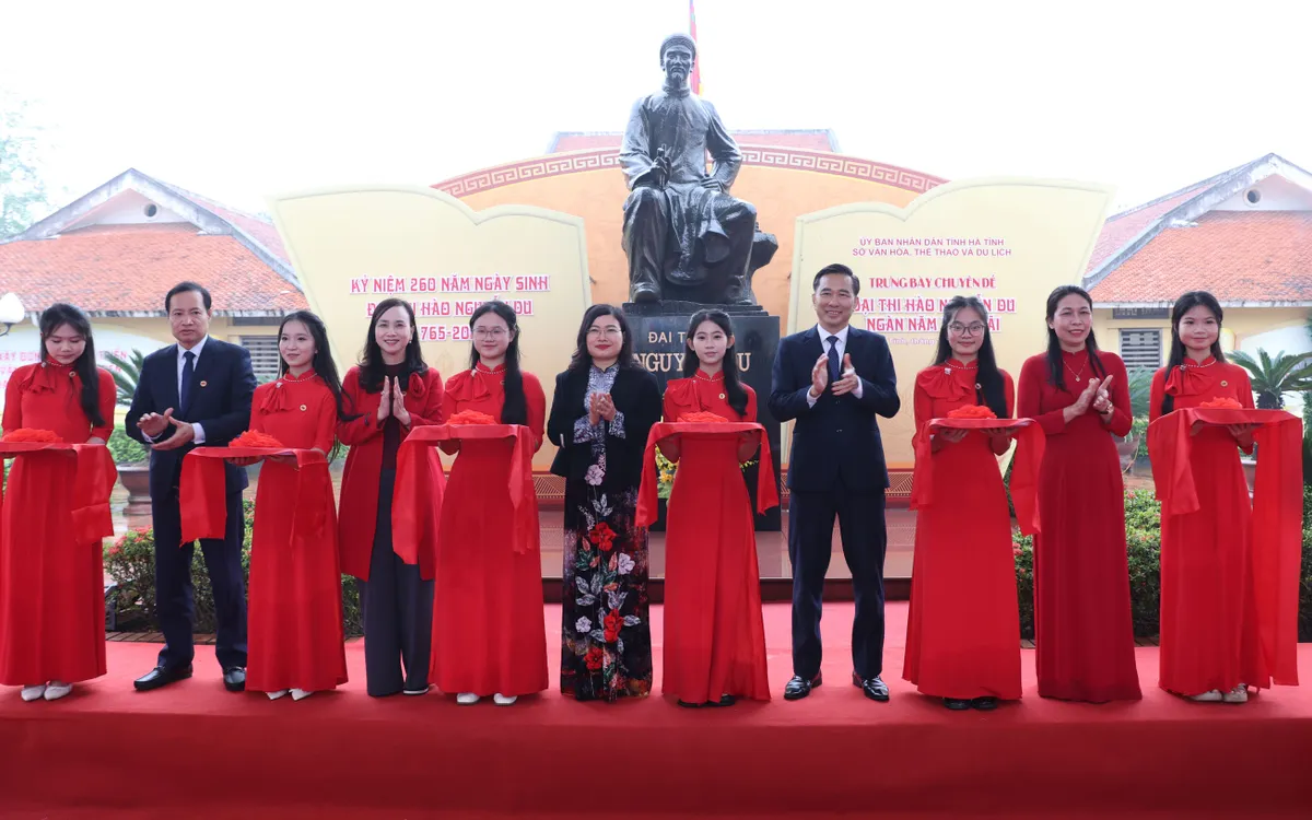 Đại biểu cắt băng khai trương trưng bày chuyên đề. Ảnh: ĐN