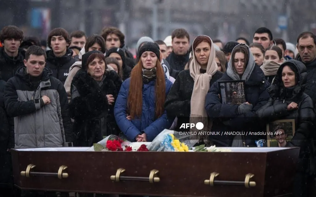 Lễ tiễn biệt một binh sĩ Ukraine hy sinh ở tuổi 18, tại thủ đô Kiev, ngày 14/12/2025 (Ảnh: AFP)