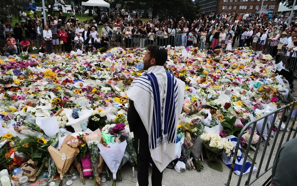 Người dân tập trung tại đài tưởng niệm nạn nhân vụ xả súng ở bãi biển Bondi, ngày 16/12/2025 (Ảnh: AP)