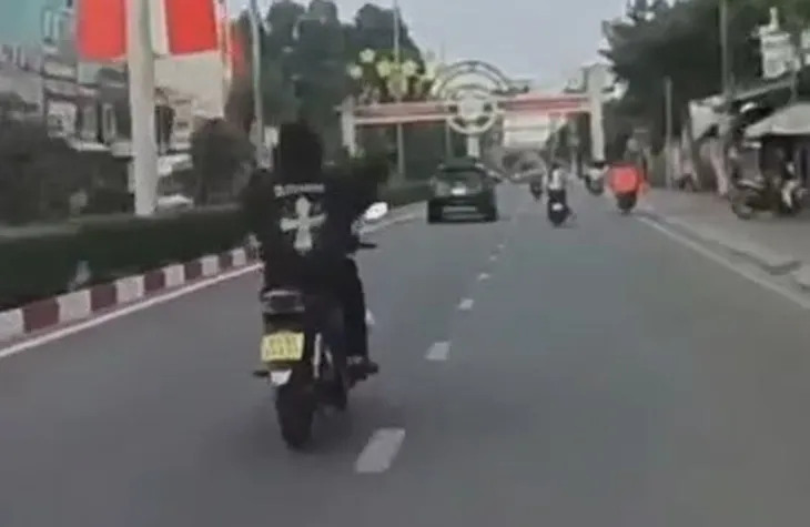 Nam sinh bu&ocirc;ng thả hai tay khi đi xe m&aacute;y, lạng l&aacute;ch tr&ecirc;n đường ở TP Hồ Ch&iacute; Minh - Ảnh 1.