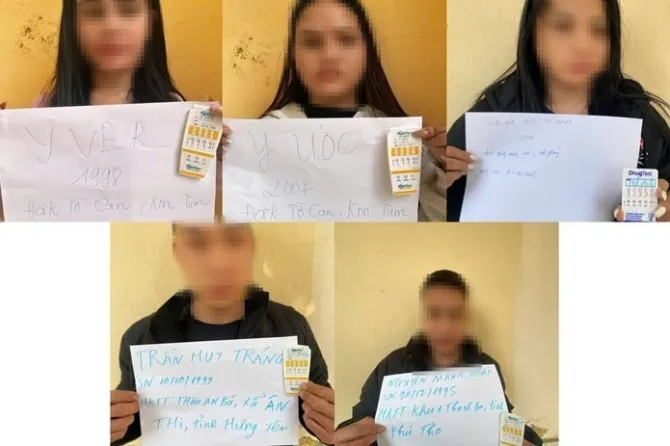 Ph&aacute;t hiện c&ocirc;ng an, nh&oacute;m 5 người &ldquo;bay lắc&rdquo; trốn l&ecirc;n n&oacute;c nh&agrave; vệ sinh - Ảnh 1.