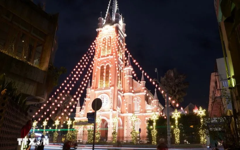 Nhà thờ Tân Định (phường Xuân Hòa) được trang trí bởi các ngôi sao nhỏ lung linh sắc màu. 