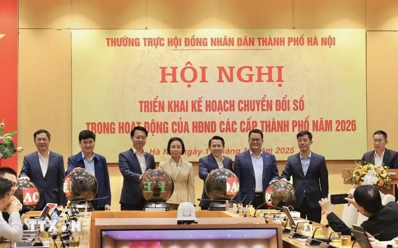 Các đại biểu thực hiện nghi thức ra mắt ứng dụng giải quyết kiến nghị cử tri gửi cấp Thành phố và ứng dụng Trí tuệ nhân tạo trong hoạt động Hội đồng Nhân dân các cấp. (Ảnh: Vũ Quang/TTXVN)