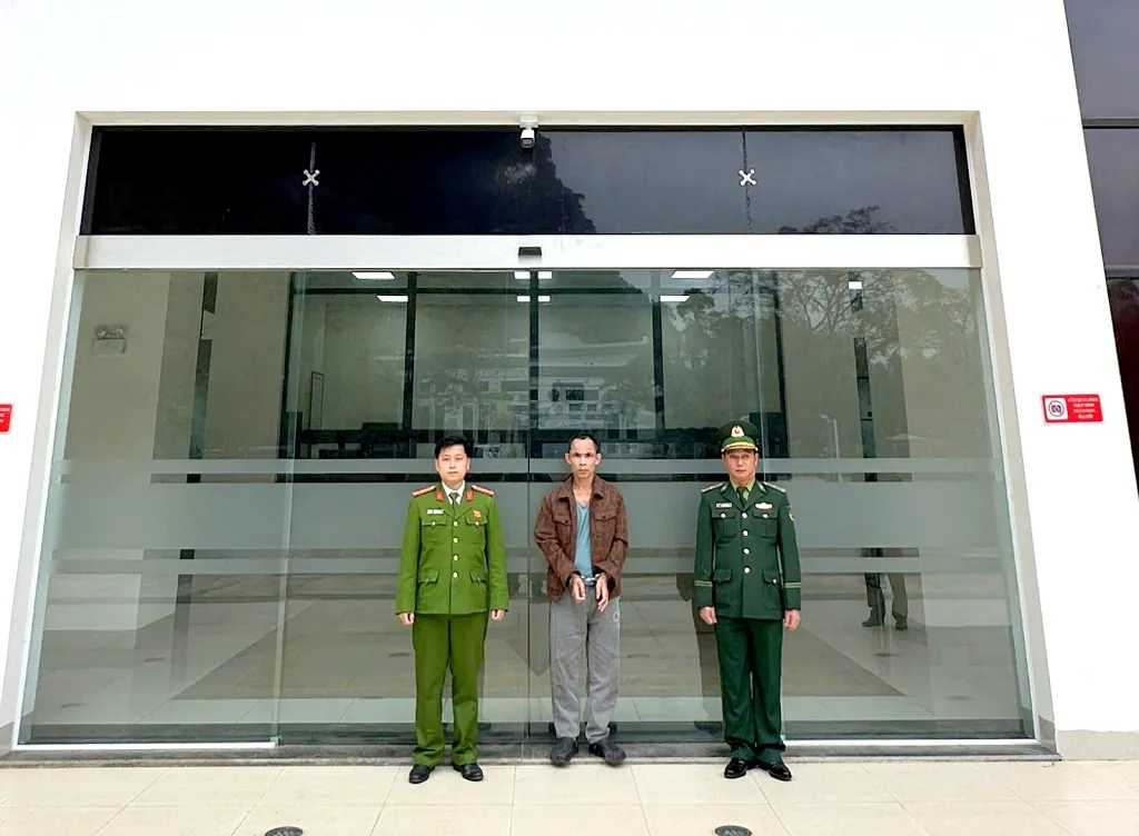 Bắt đối tượng truy n&atilde; trốn ra nước ngo&agrave;i sau 15 năm lẩn trốn  - Ảnh 1.