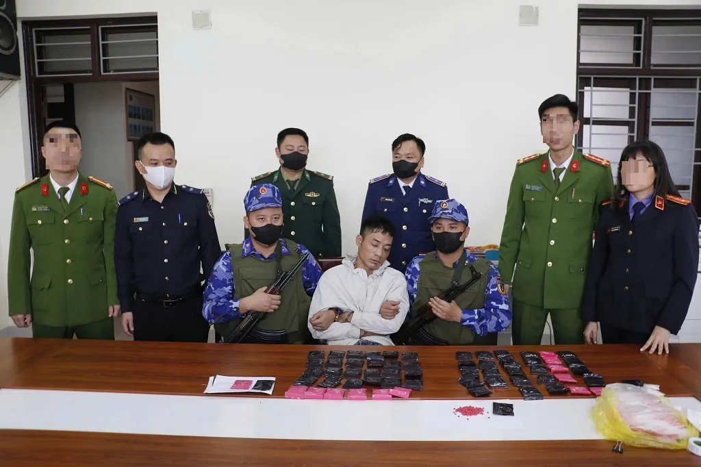 Bắt đối tượng trung chuyển ma t&uacute;y li&ecirc;n tỉnh, thu giữ 15.000 vi&ecirc;n ma t&uacute;y tổng hợp  - Ảnh 1.