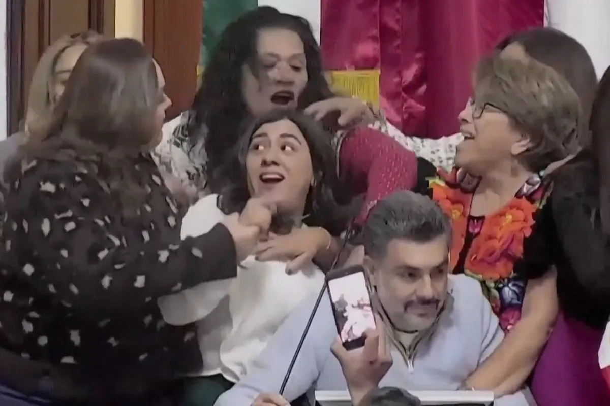 C&aacute;c nghị sĩ Mexico c&atilde;i v&atilde; v&agrave; ẩu đả ngay giữa cuộc họp lập ph&aacute;p - Ảnh 1.