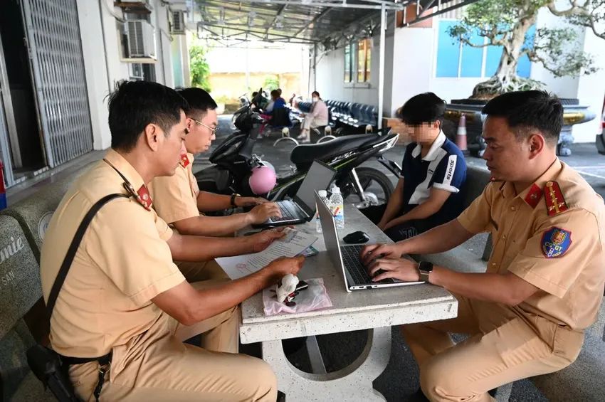 Nam sinh bu&ocirc;ng thả hai tay khi đi xe m&aacute;y, lạng l&aacute;ch tr&ecirc;n đường ở TP Hồ Ch&iacute; Minh - Ảnh 2.