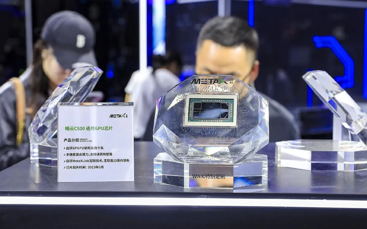 Các GPU do MetaX sản xuất được trưng bày tại Hội nghị Trí tuệ nhân tạo thế giới ở Thượng Hải, Trung Quốc ngày 29/7/2025. Ảnh: VCG