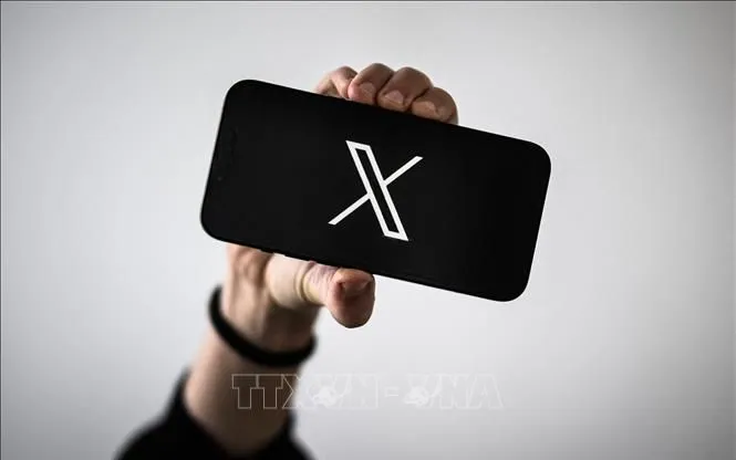Biểu tượng mạng xã hội X trên màn hình điện thoại di động. Ảnh tư liệu: AFP/TTXVN