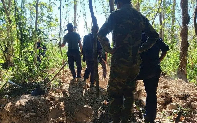 Đội K53 - Bộ Chỉ huy quân sự tỉnh Quảng Ngãi tìm kiếm cất bốc hài cốt liệt sỹ ở Lào. (Ảnh: TTXVN phát)