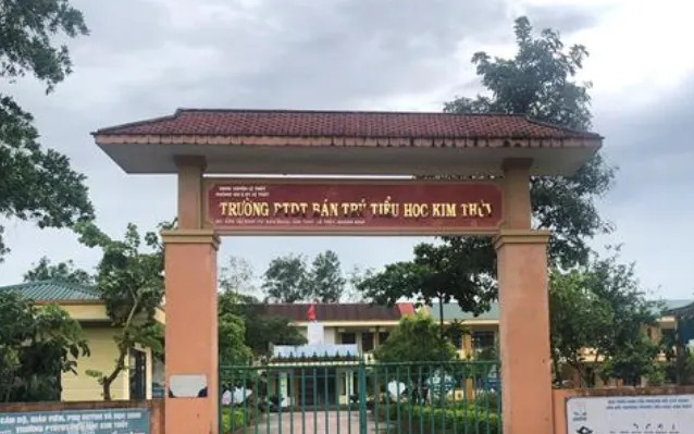Trường PTDT bán trú Tiểu học Kim Thủy, nơi xảy ra vụ trên 40 học sinh phải nhập viện nghi bị ngộ độc thực phẩm. Ảnh: TTXVN